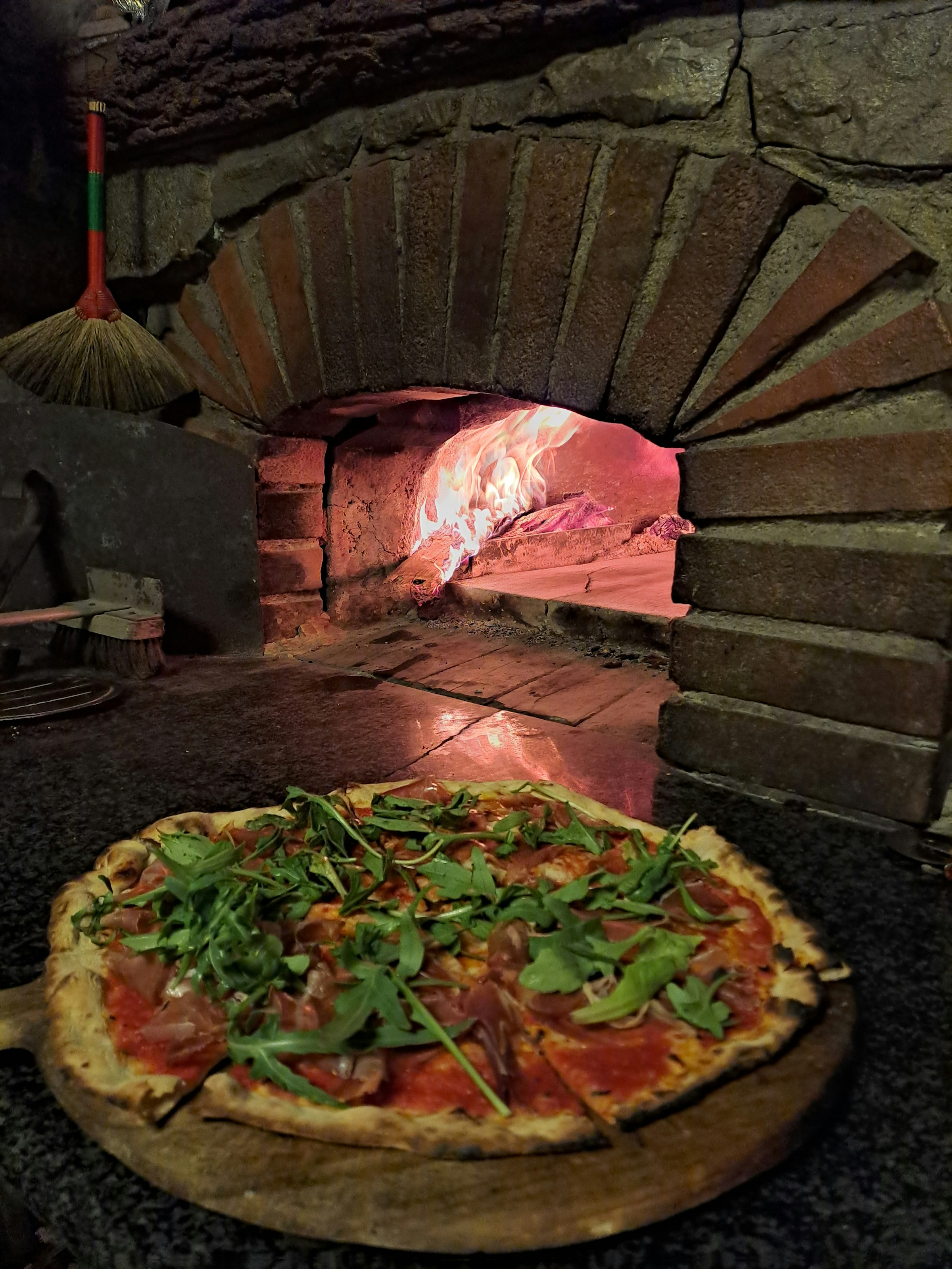 Pizza aus dem Steinofen in Italien