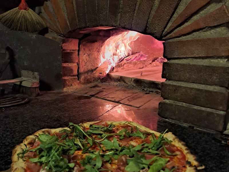 Pizza aus dem Steinofen in Italien