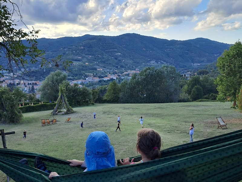 Kinder sitzen in Hängematte