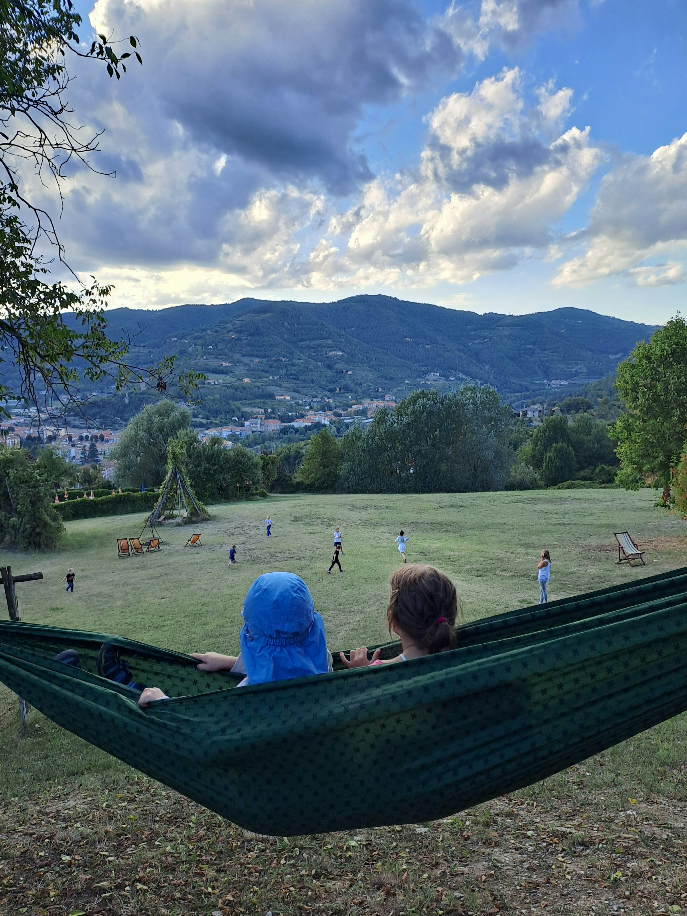 Kinder sitzen in Hängematte
