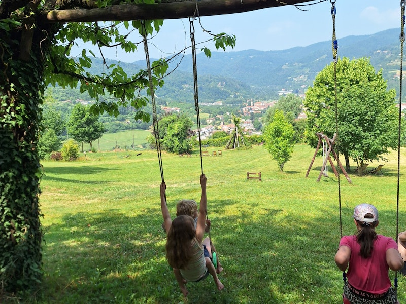 Kinder schaukeln zusammen