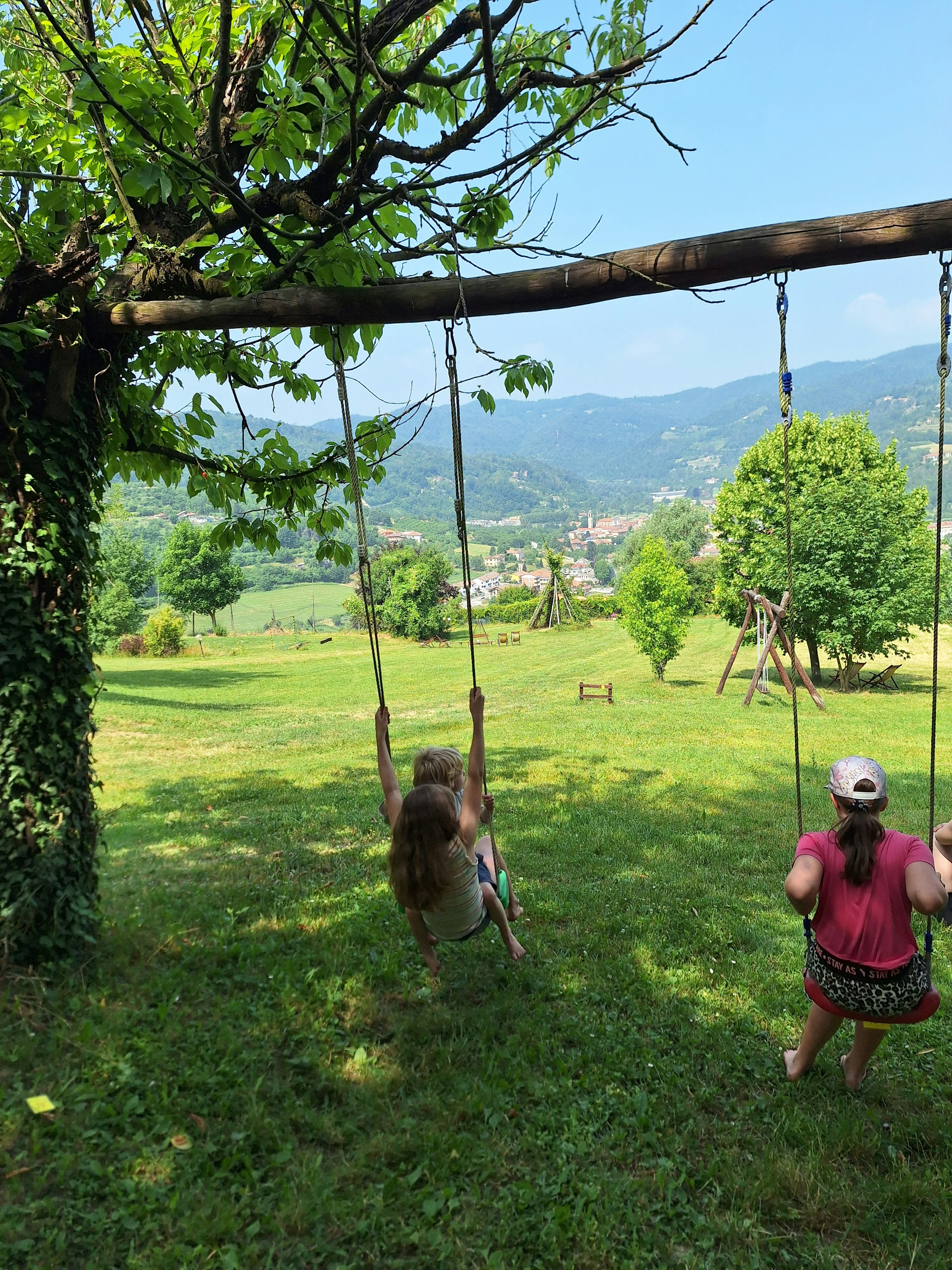 Kinder schaukeln zusammen