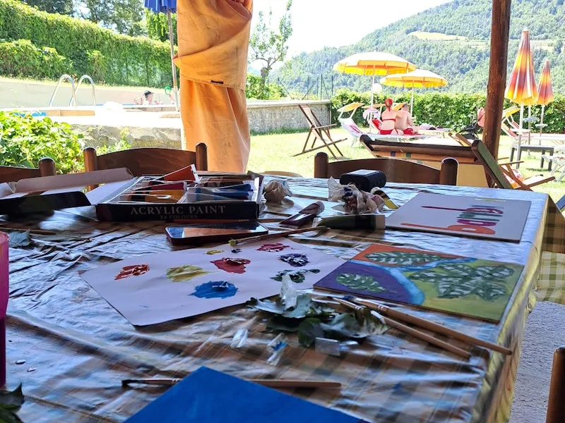 Tisch mit bunten Bildern und Stiften