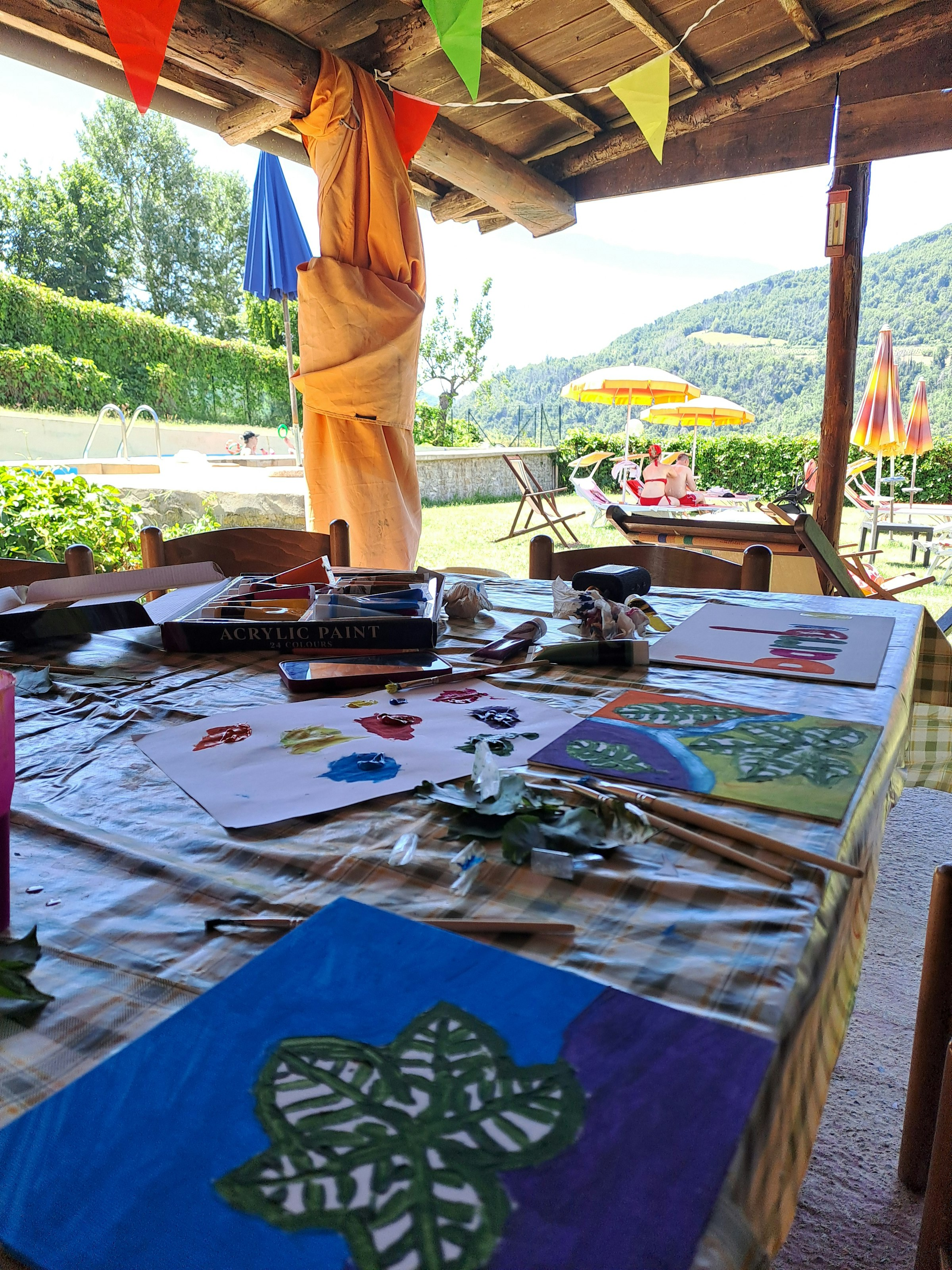 Tisch mit bunten Bildern und Stiften