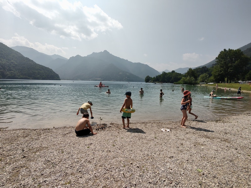 Kinder baden im Gardasee