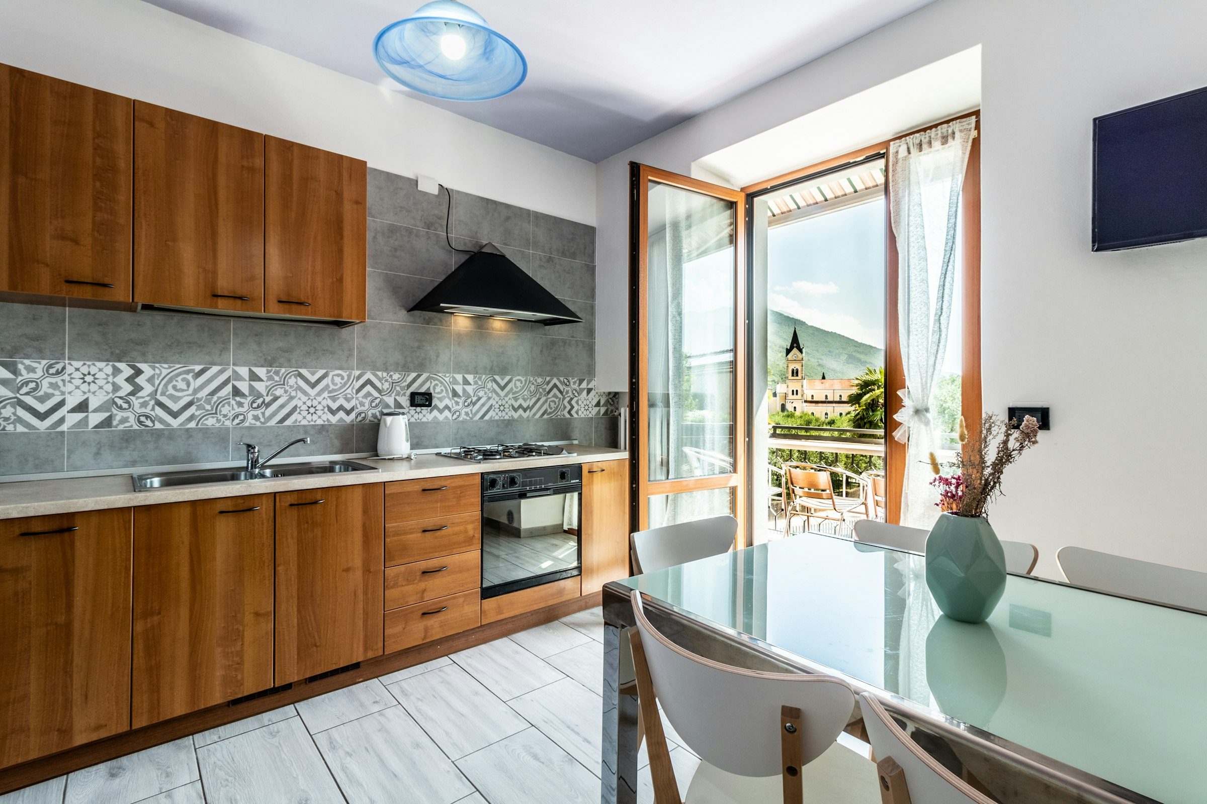 Küche mit Balkon