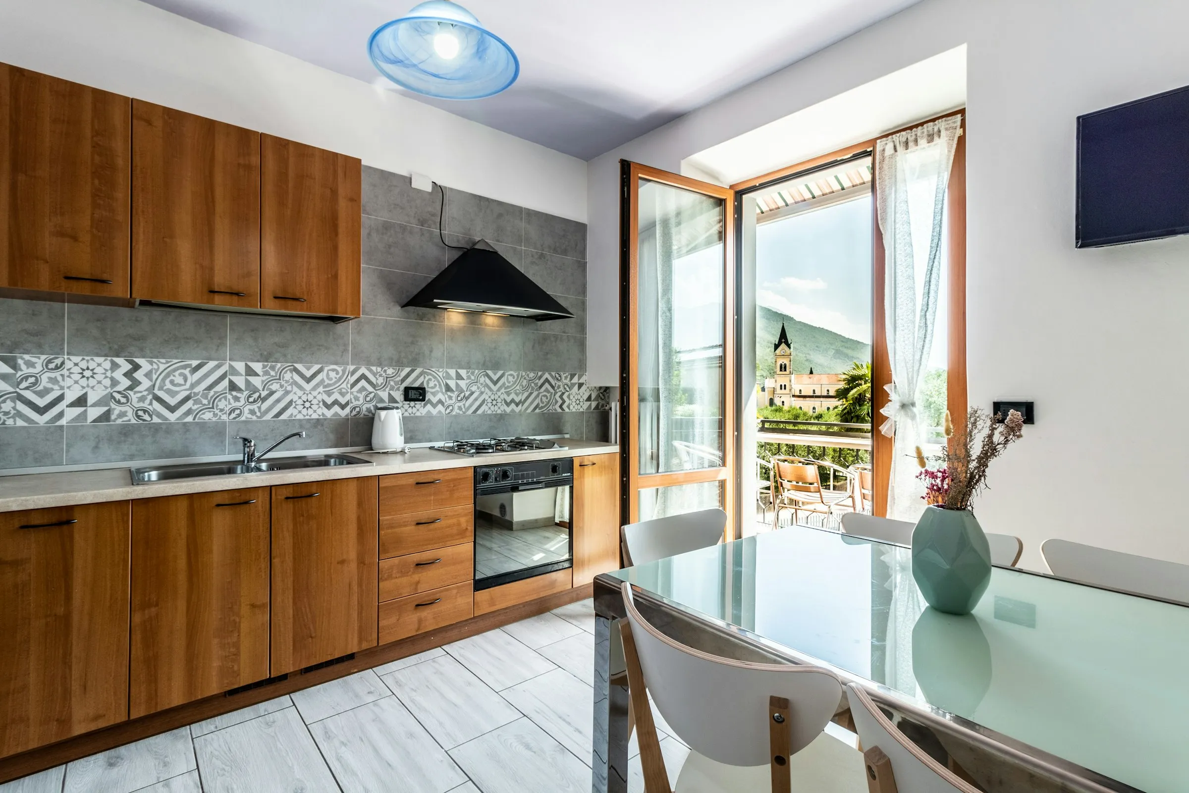 Küche mit Balkon