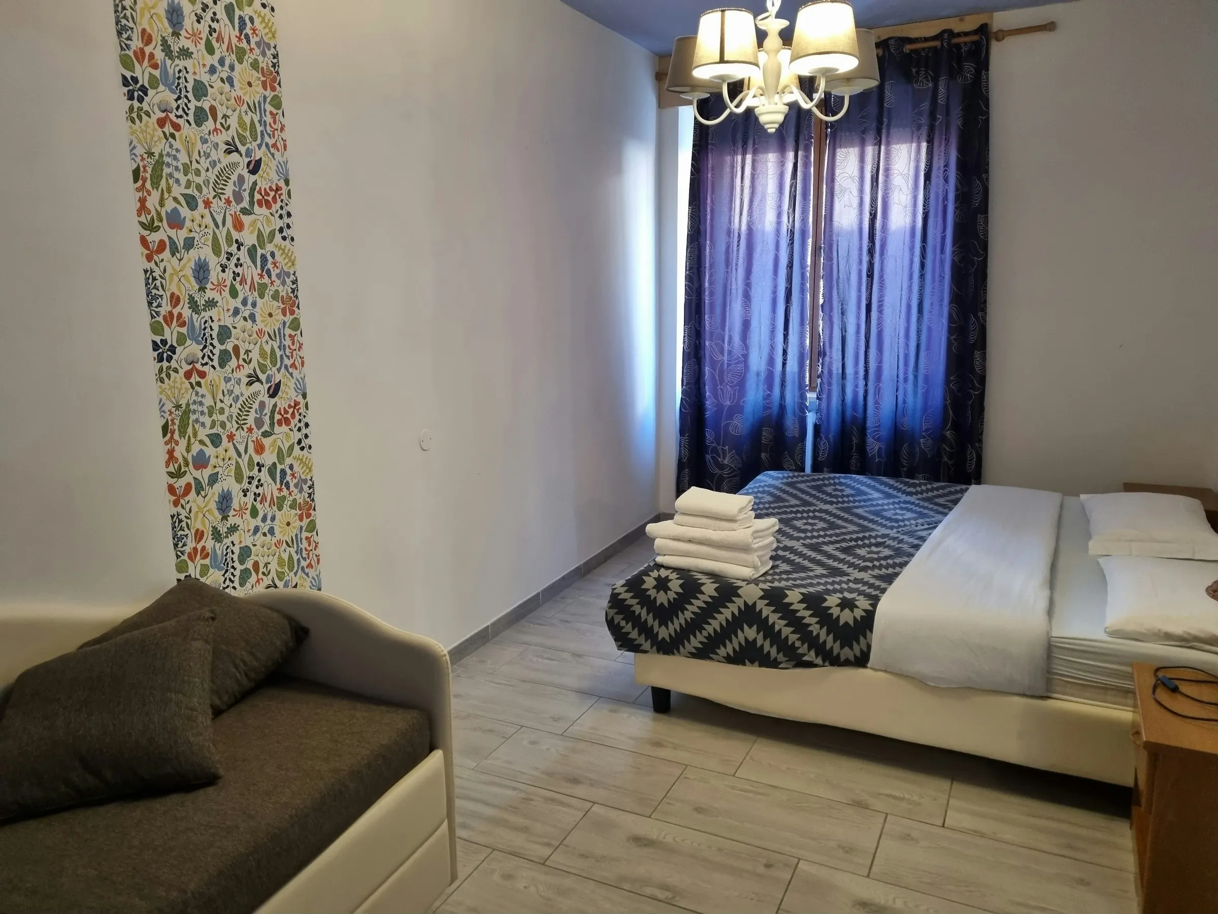 Schlafzimmer mit Doppelbett