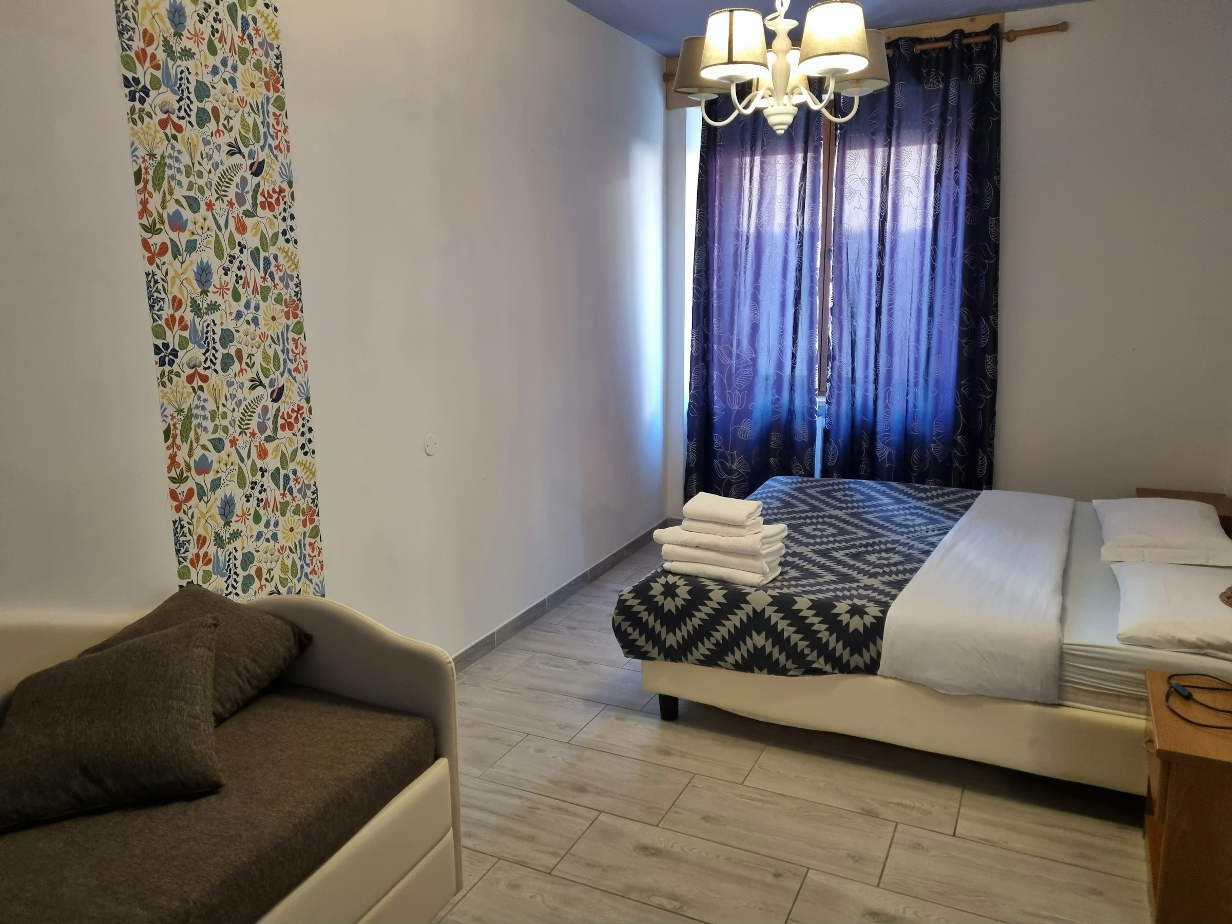 Schlafzimmer mit Doppelbett