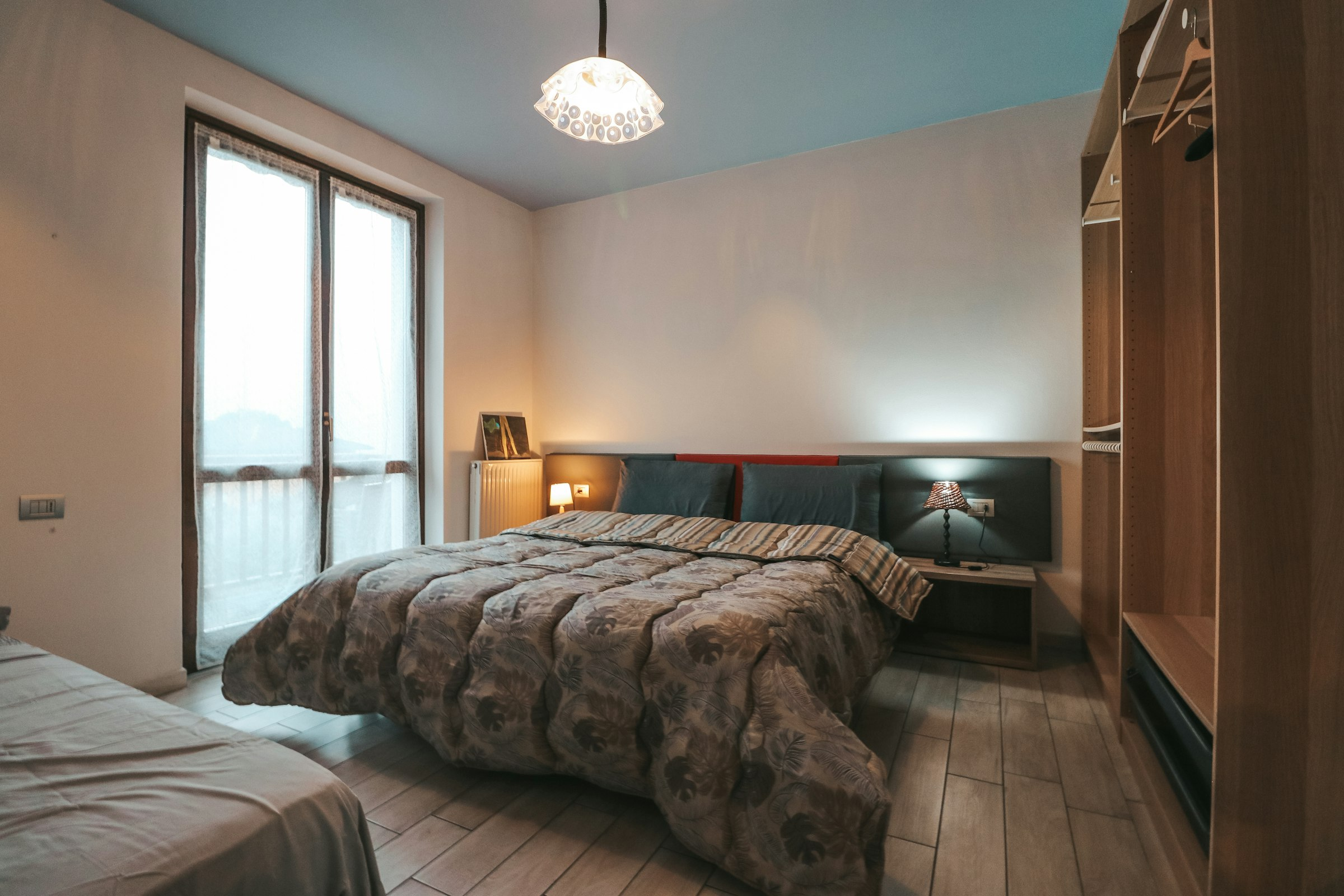 Schlafzimmer mit Doppelbett