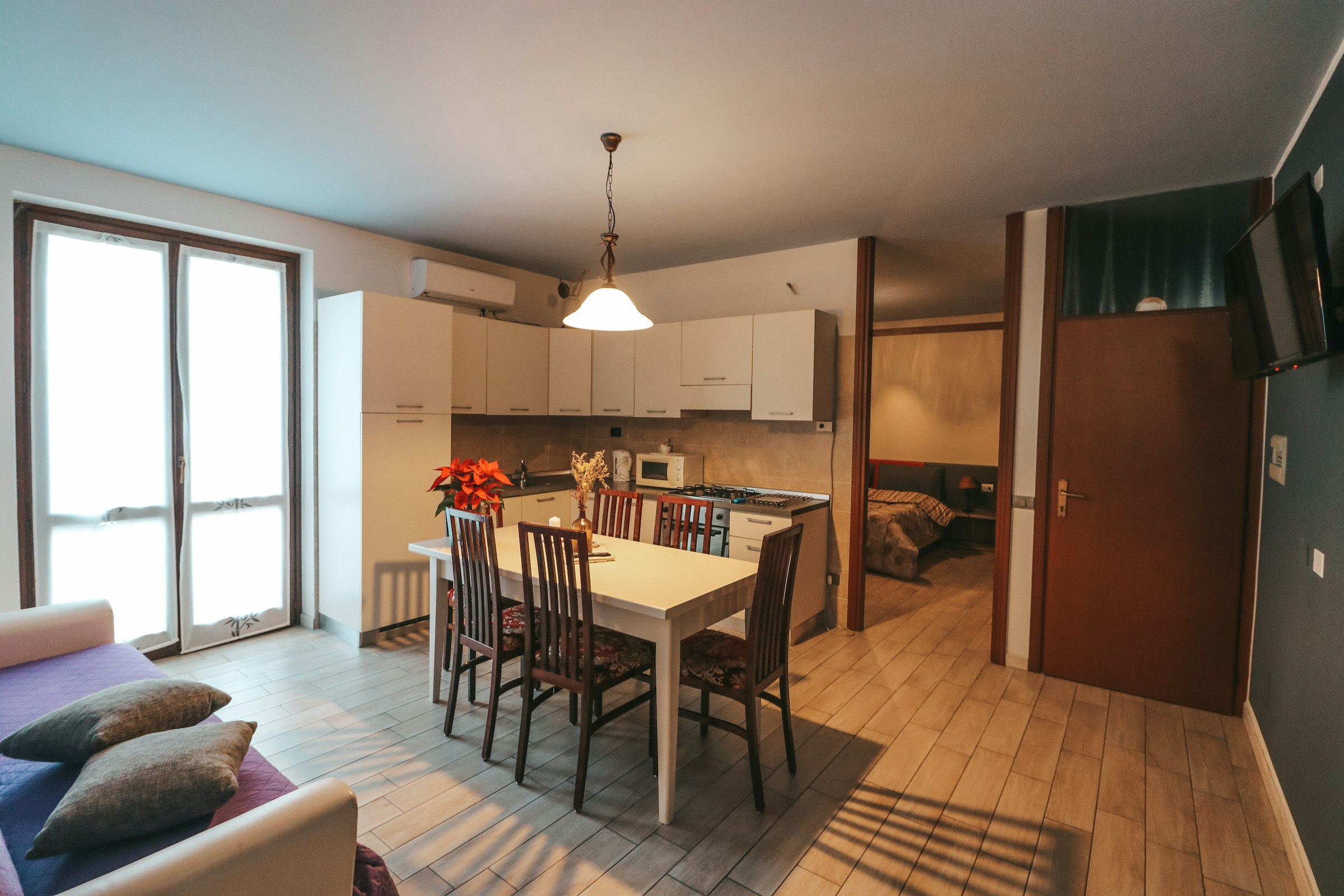 Wohnküche mit Tisch