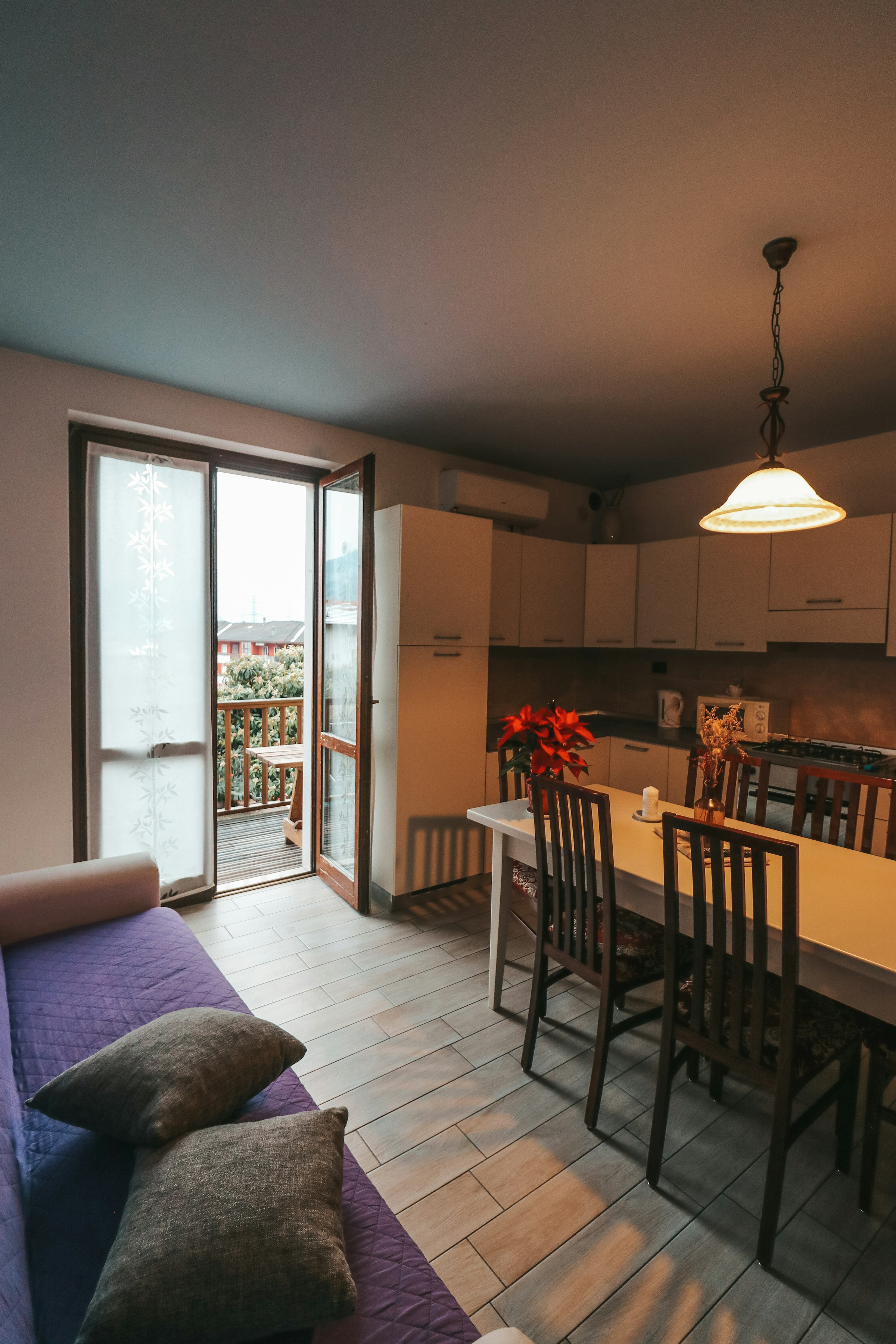 Wohnküche mit Balkon