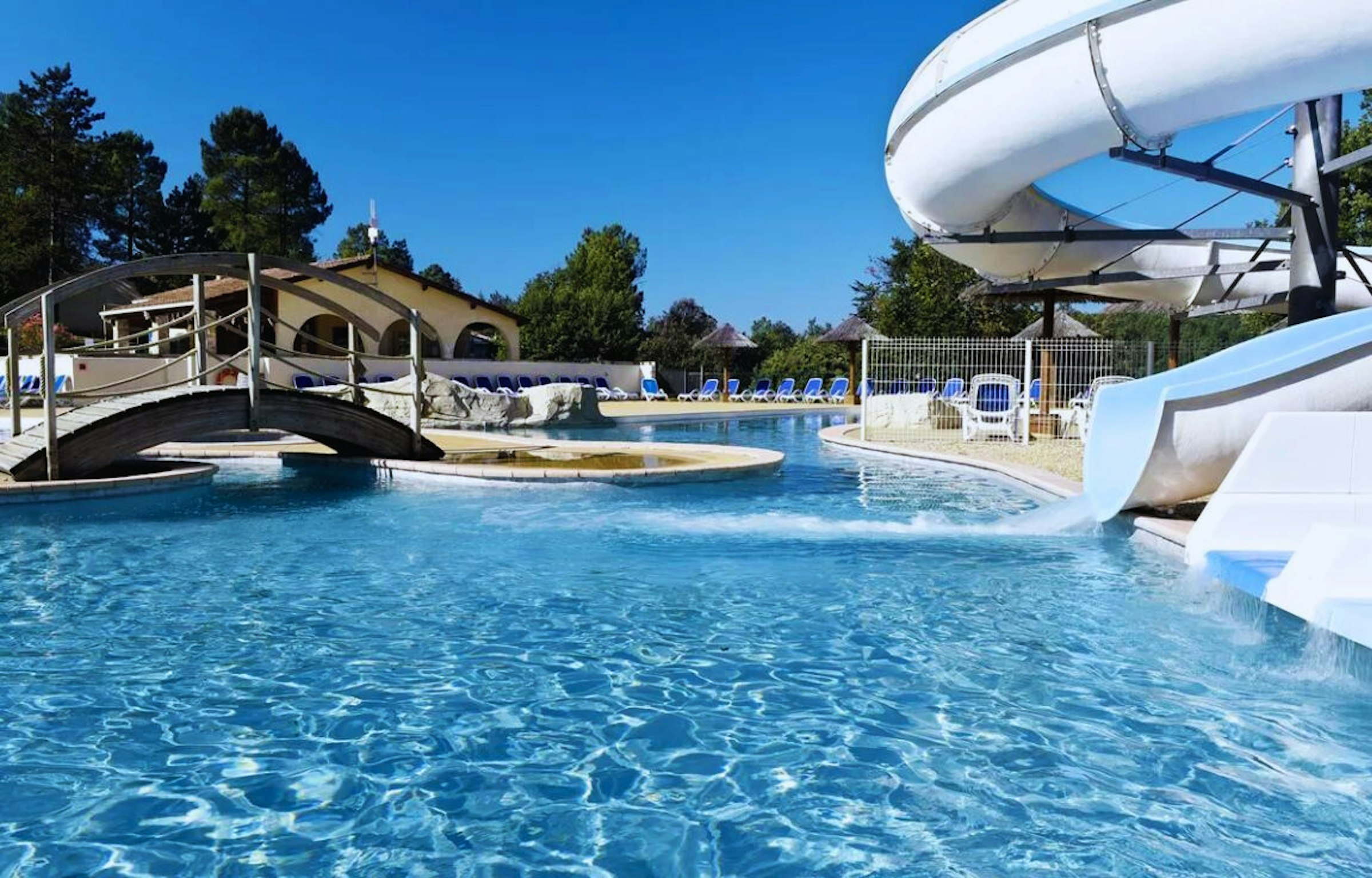 Schwimmbad mit Rutsche