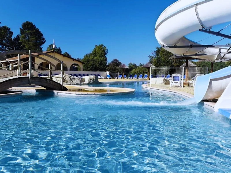 Schwimmbad mit Rutsche