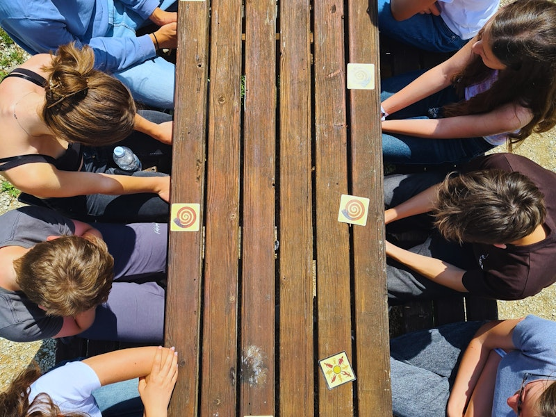 Jugendliche spielen Karten