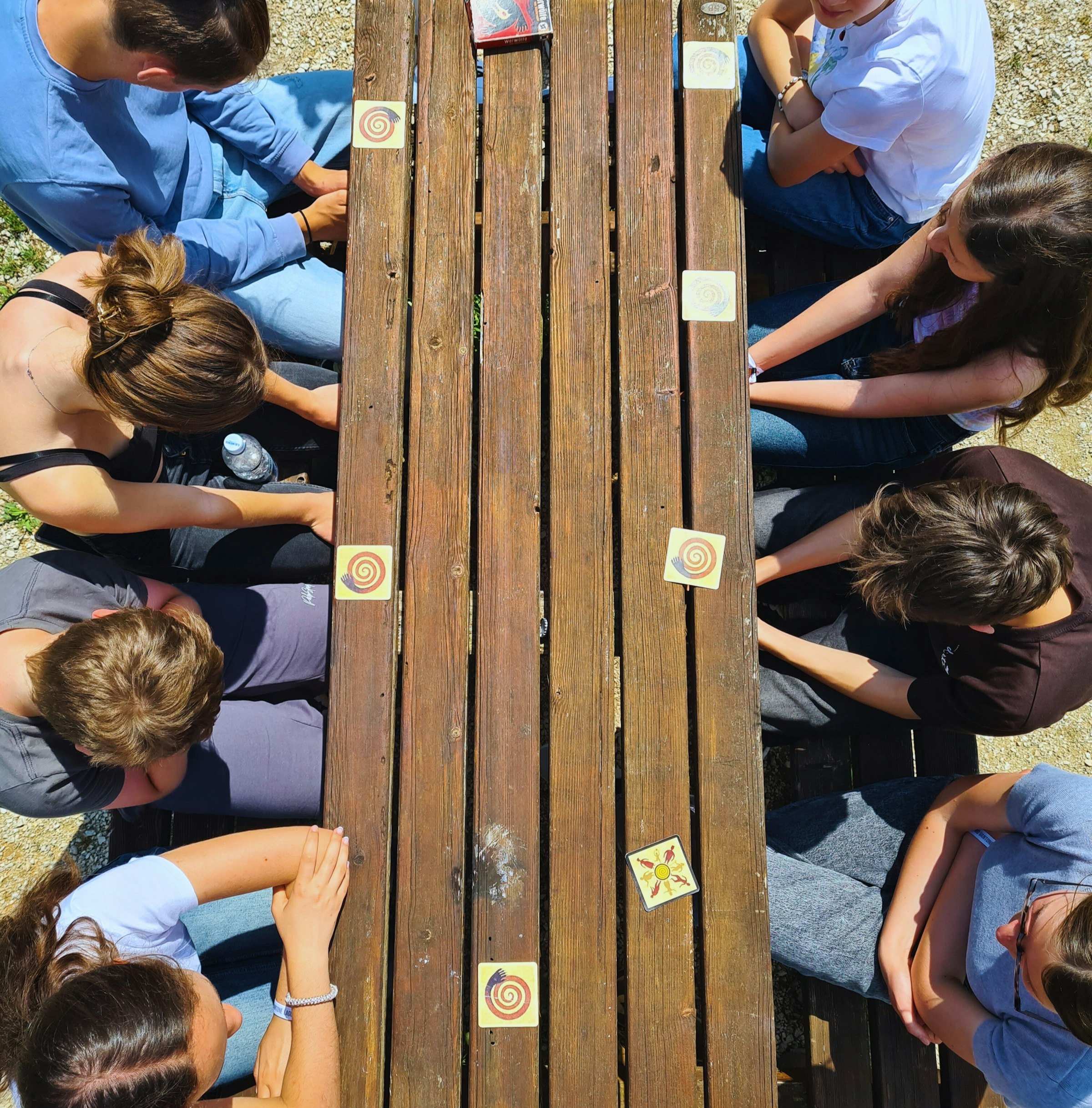 Jugendliche spielen Karten