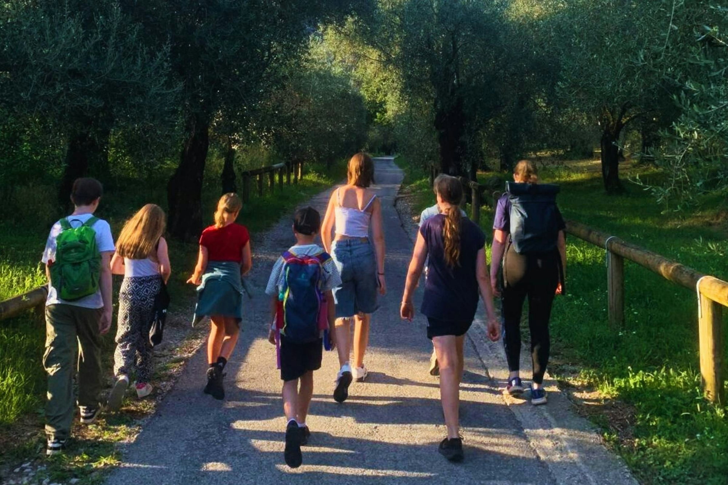 Jugendliche gehen spazieren