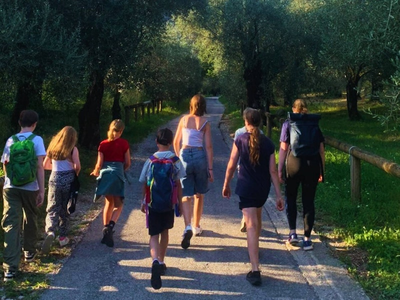 Jugendliche gehen spazieren