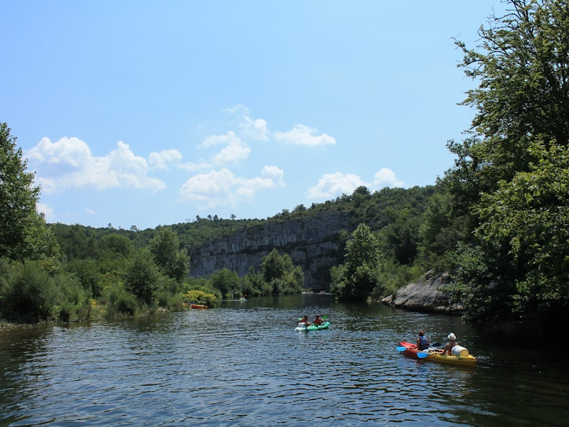 Kajaks auf dem Fluss