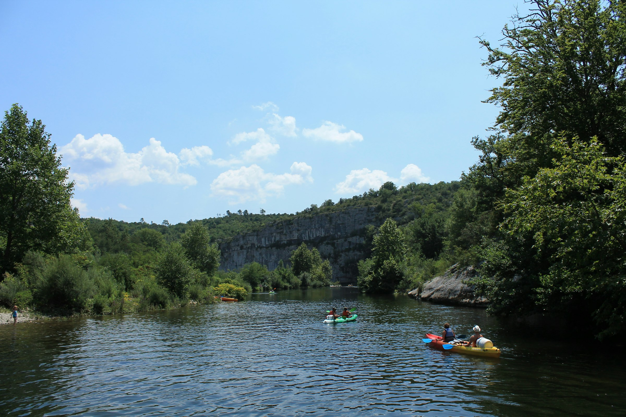 Kajaks auf dem Fluss