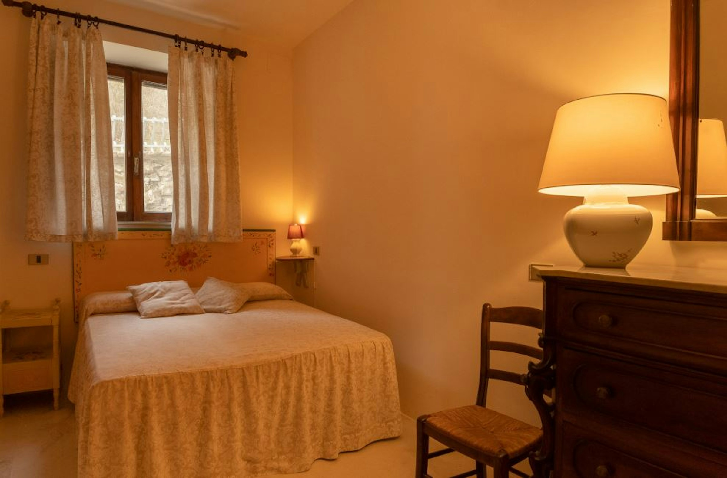 Schlafzimmer mit Doppelbett