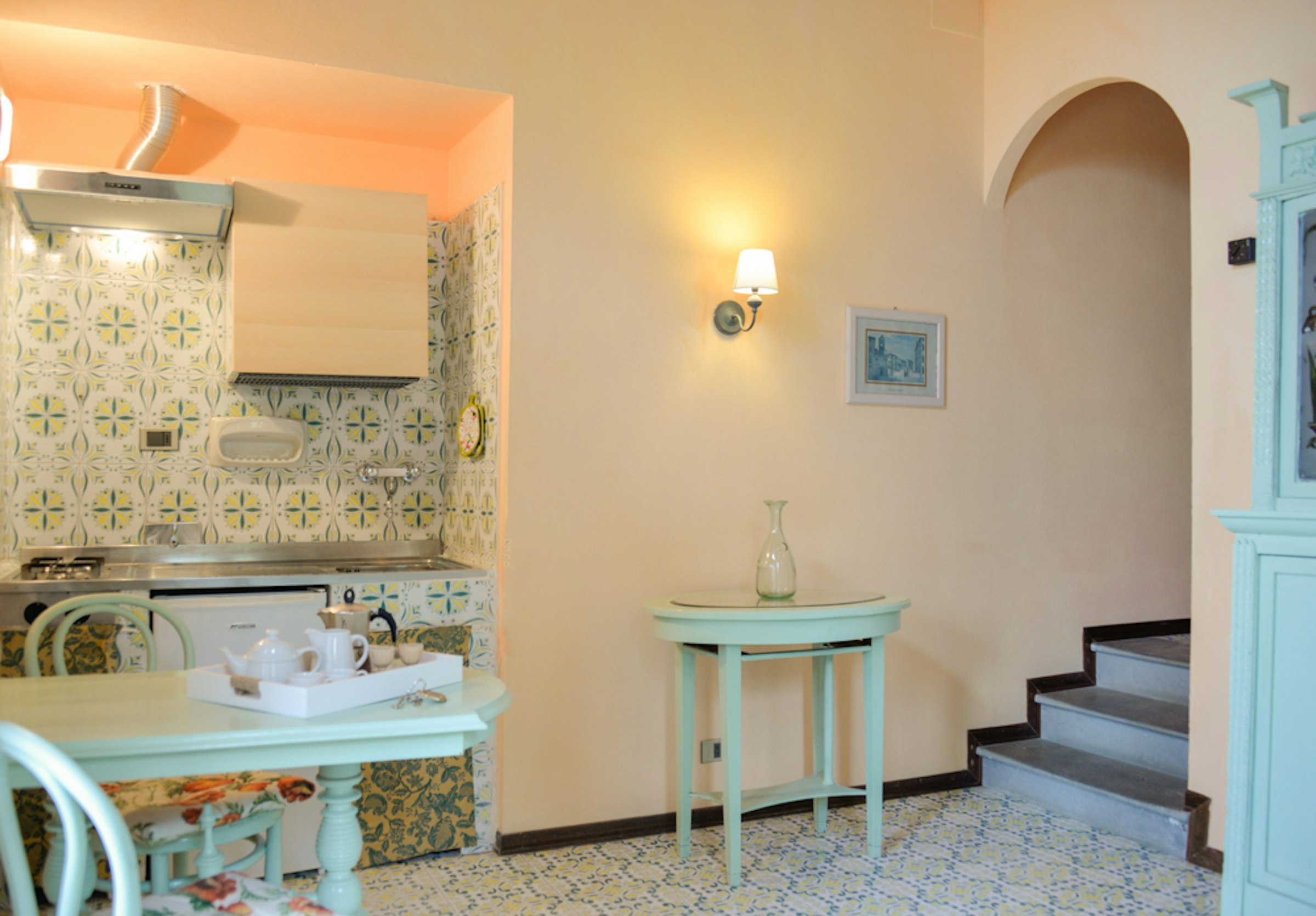 Wohnküche mit Tisch