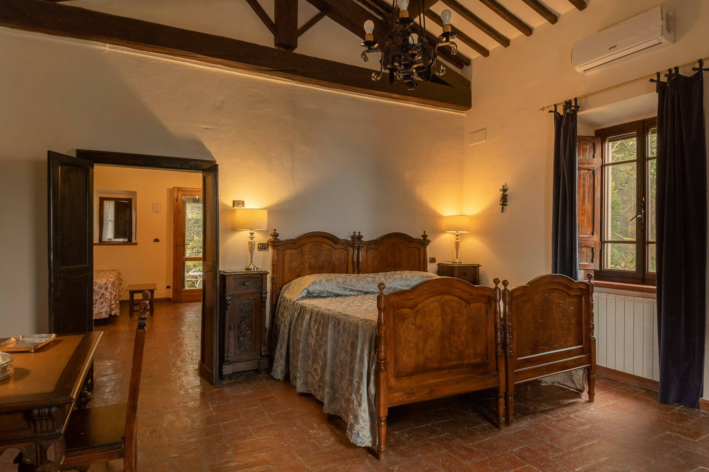 Schlafzimmer mit Doppelbett