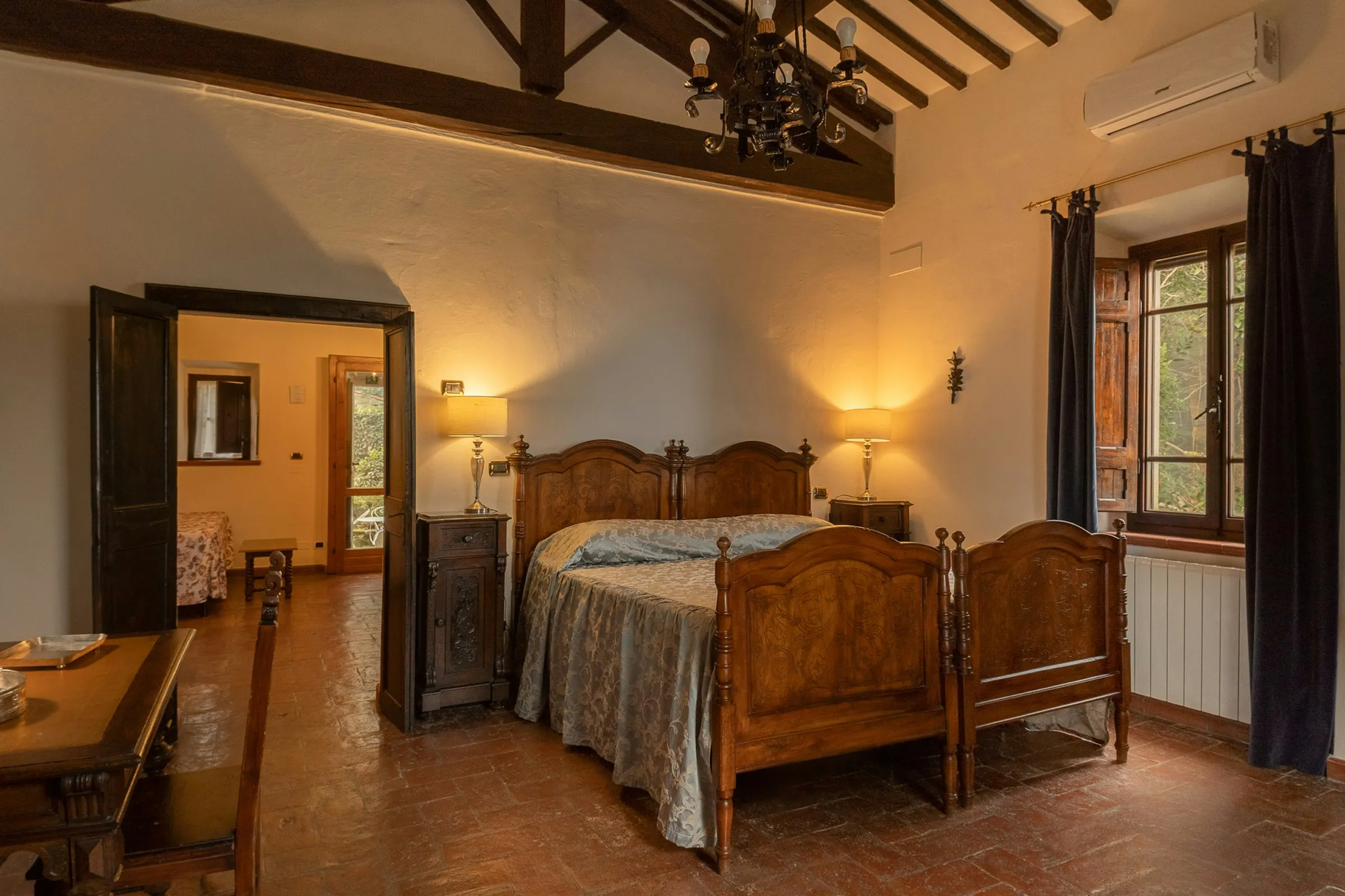 Schlafzimmer mit Doppelbett