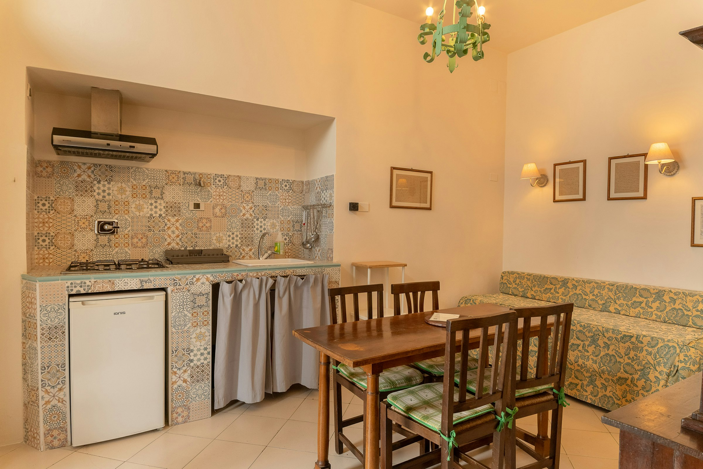 Wohnküche mit Tisch