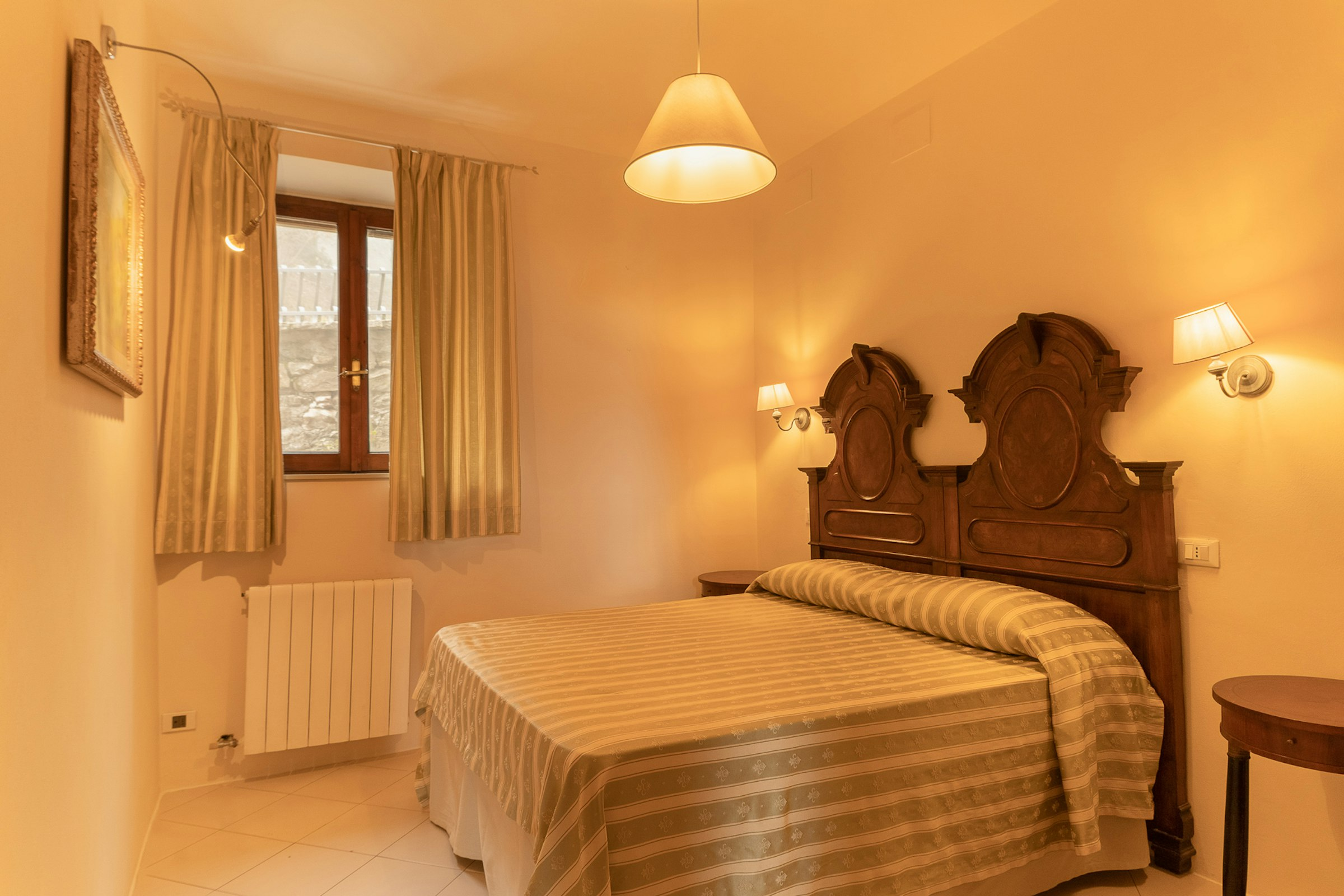 Schlafzimmer mit Doppelbett