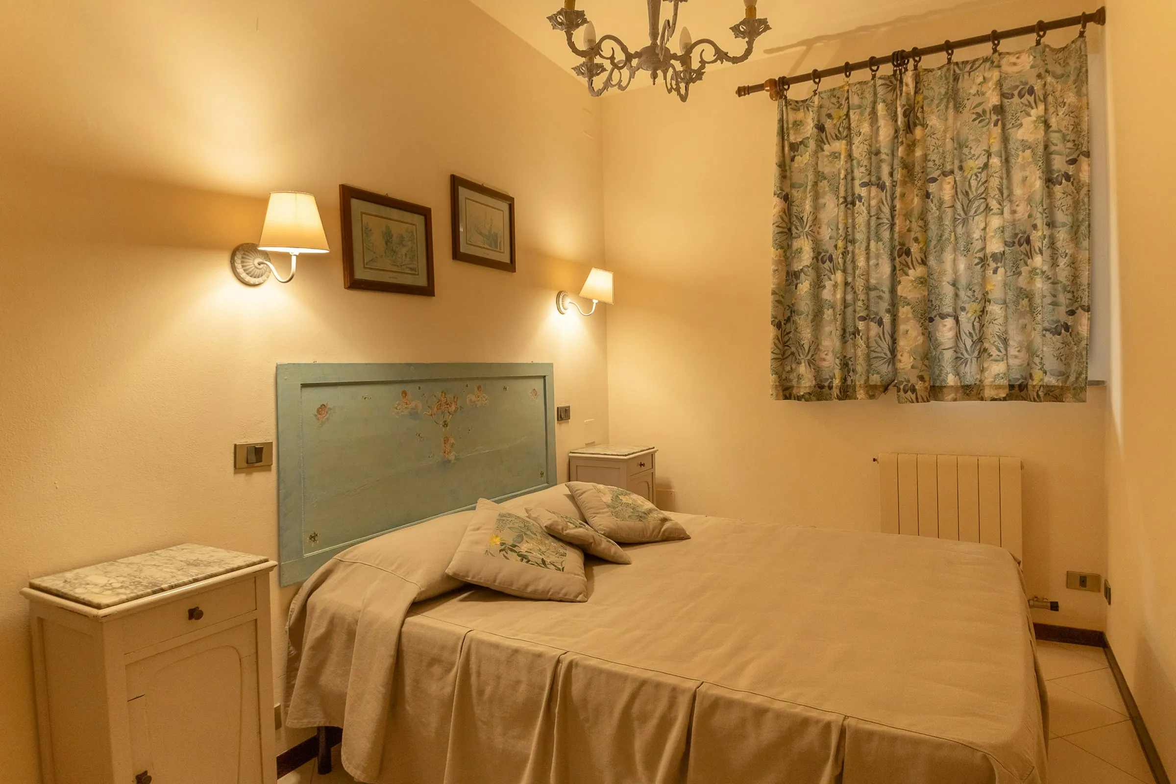 Schlafzimmer mit Doppelbett