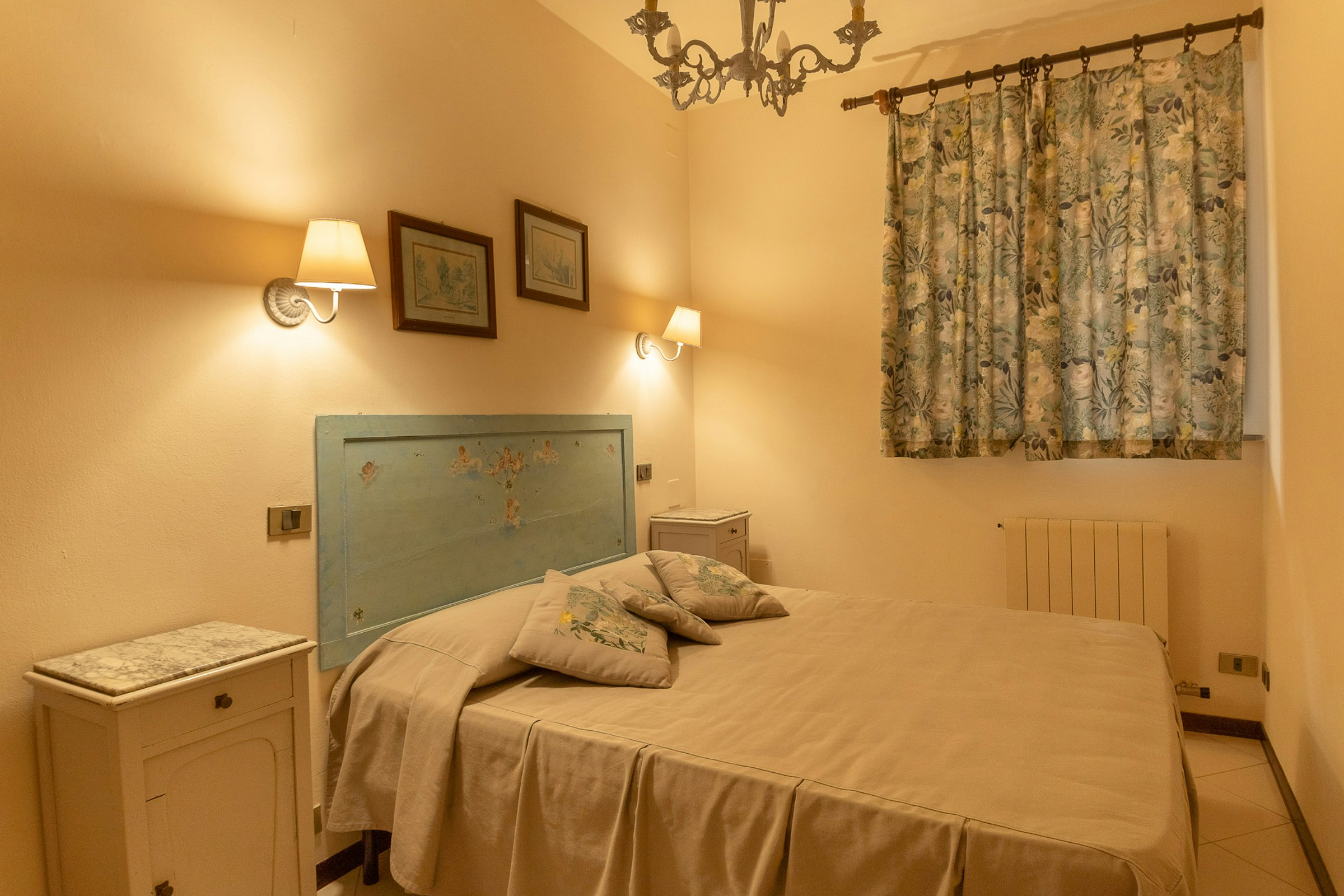 Schlafzimmer mit Doppelbett