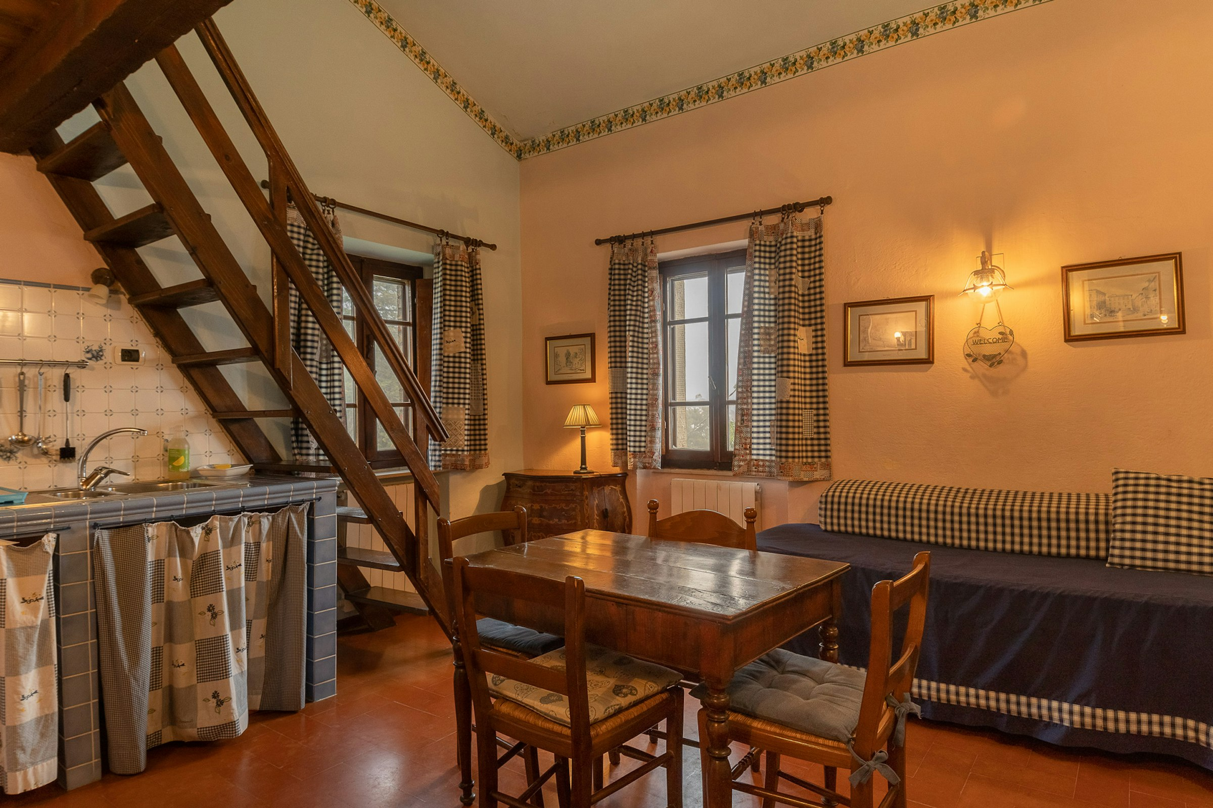 Wohnküche mit Tisch