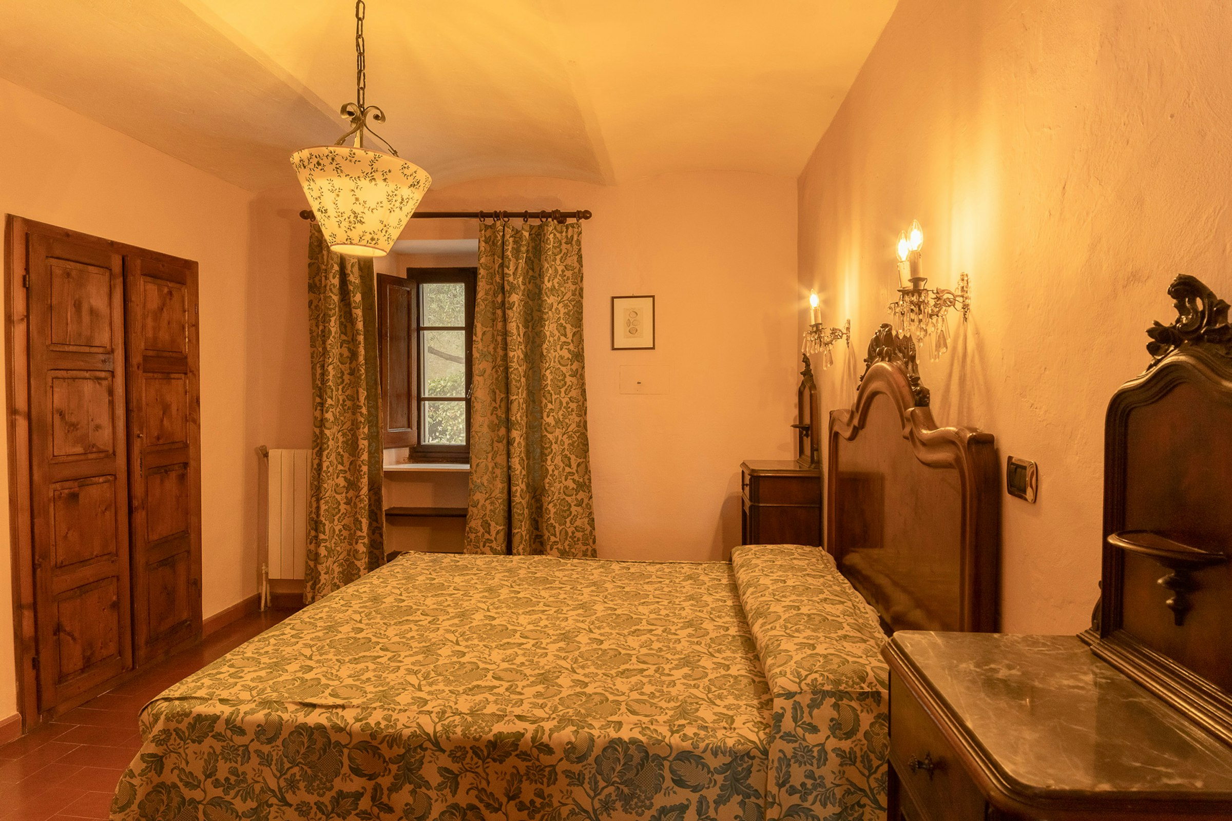 Schlafzimmer mit Doppelbett