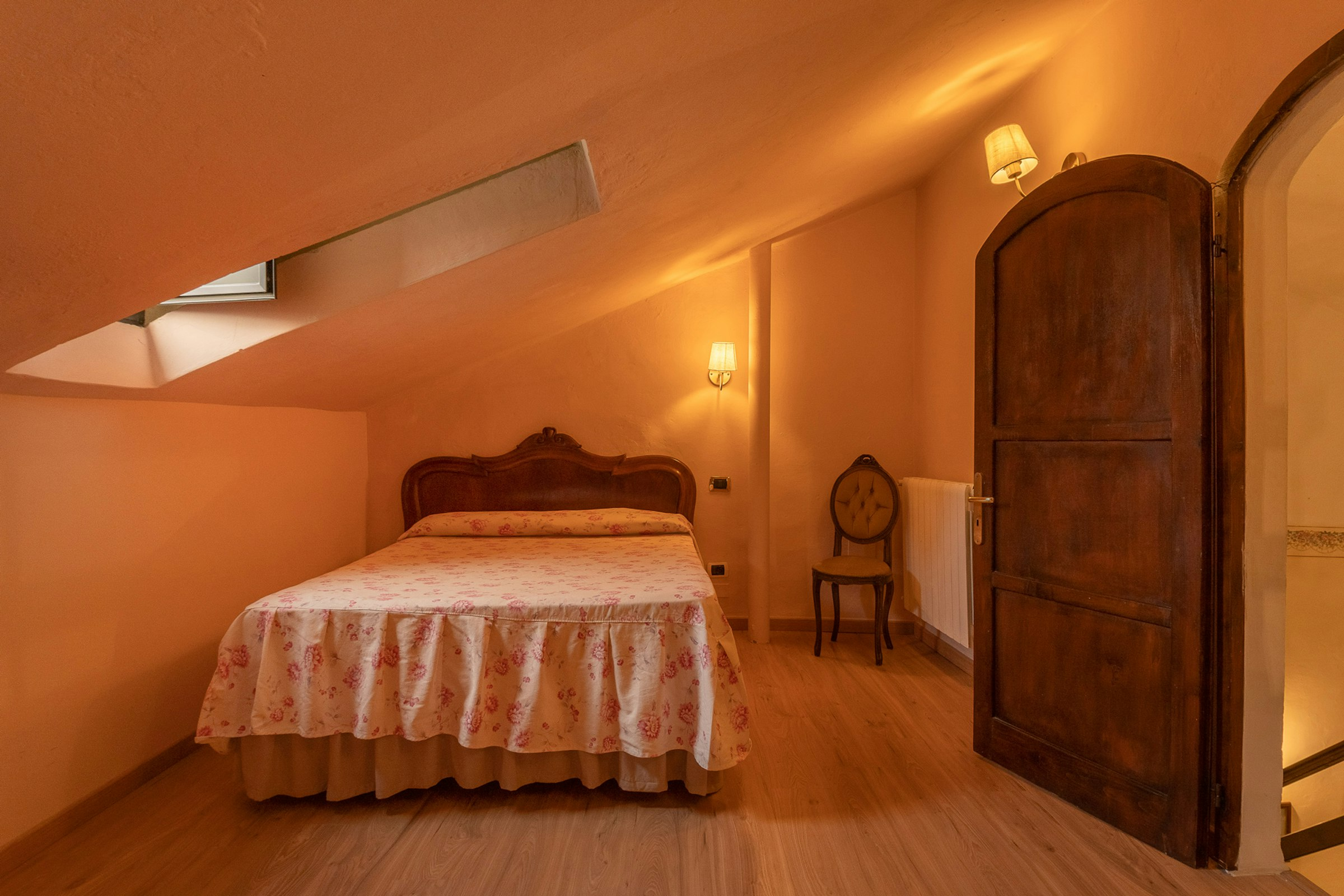 Schlafzimmer mit Doppelbett