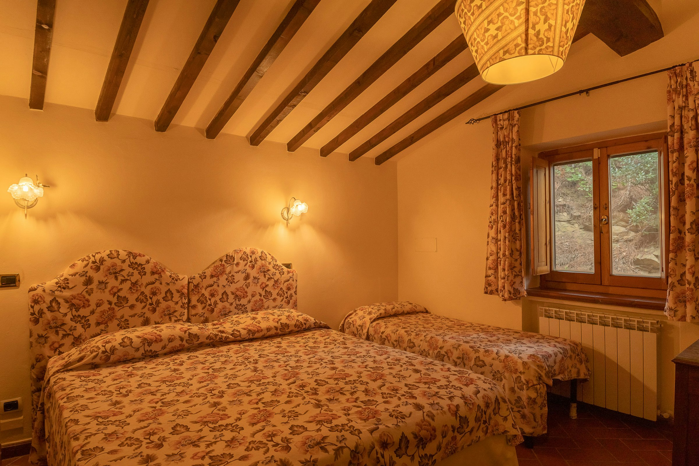 Schlafzimmer mit Doppelbett