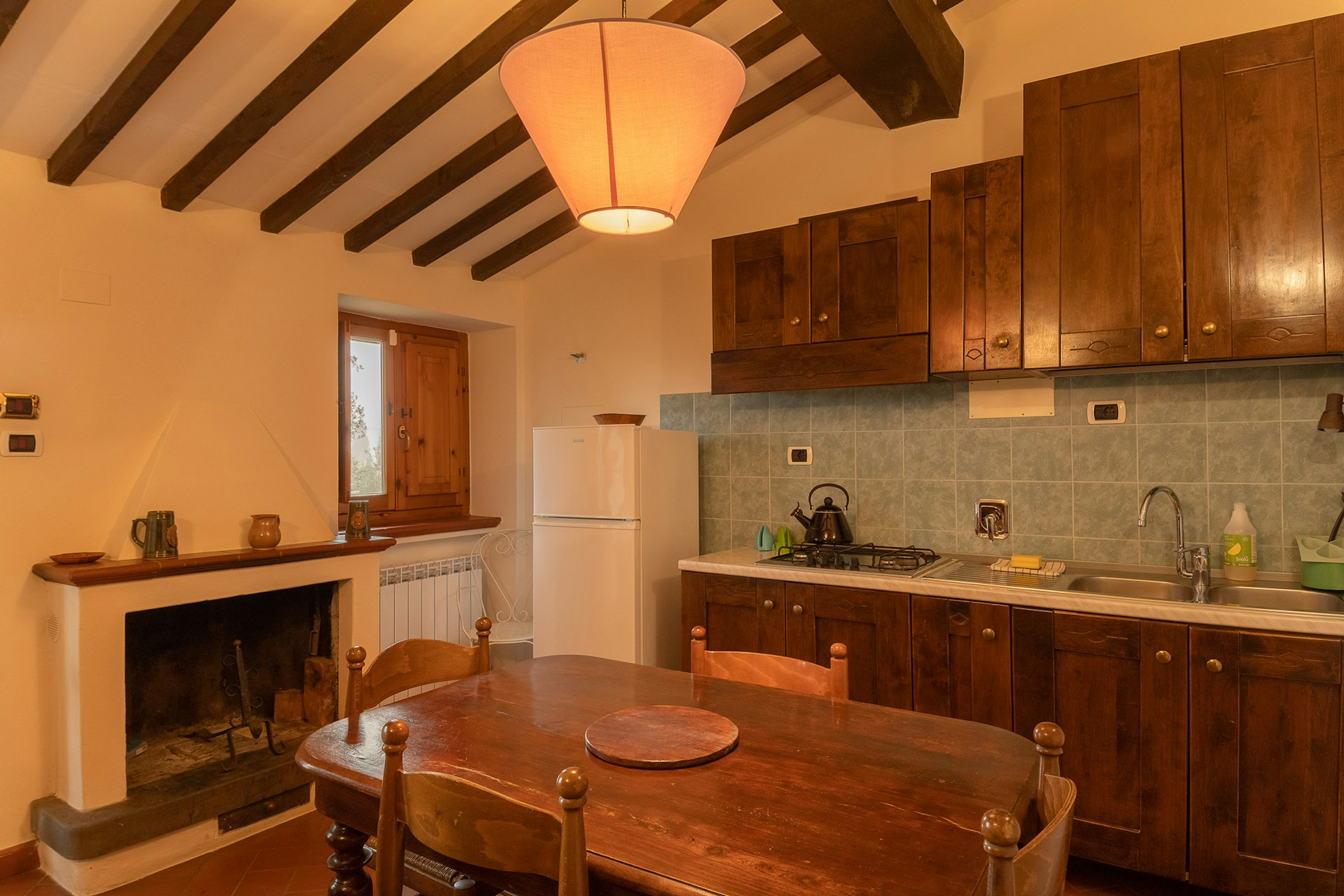 Wohnküche mit Tisch