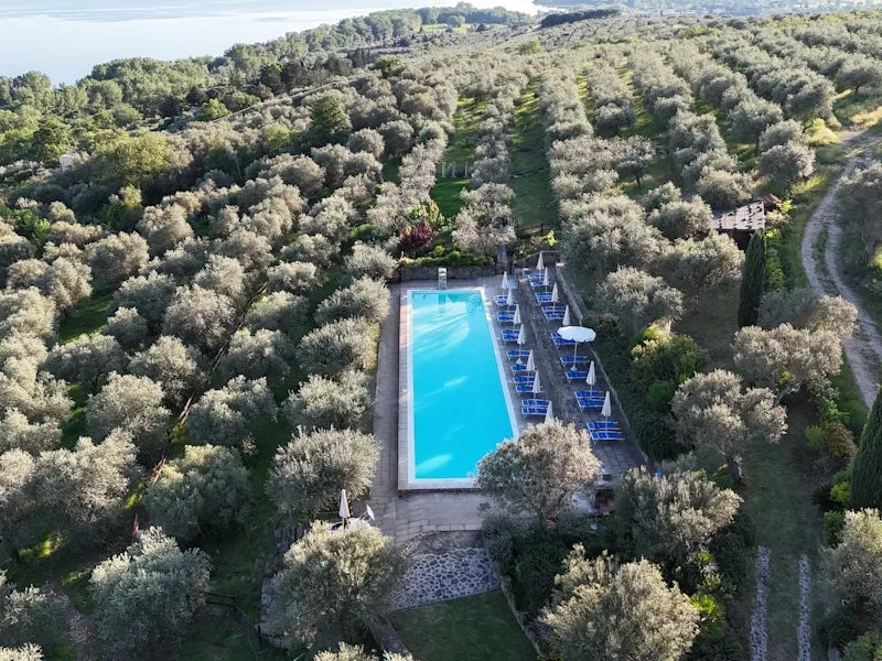 Pool auf einem Hügel in Italien