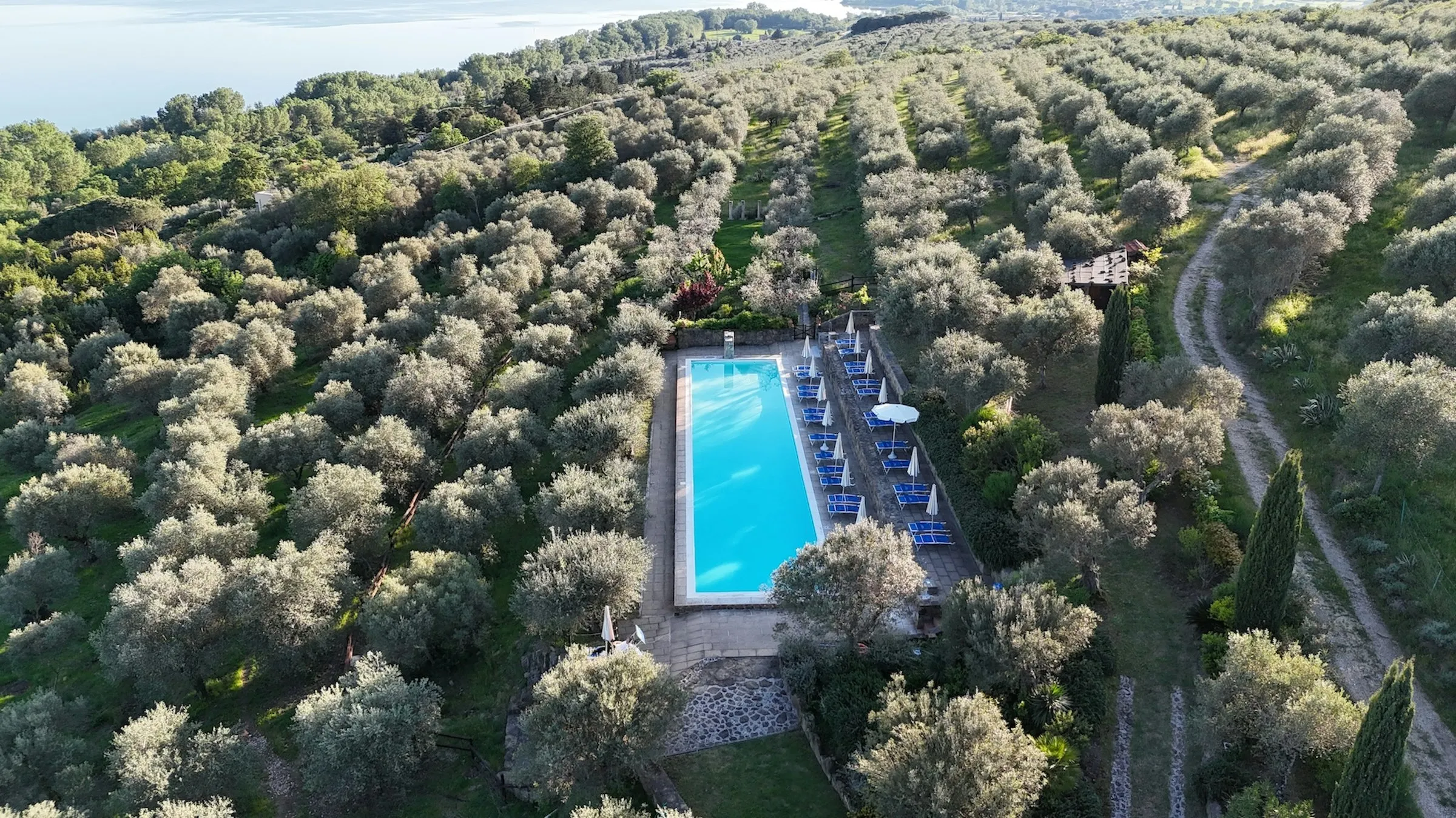 Pool auf einem Hügel in Italien