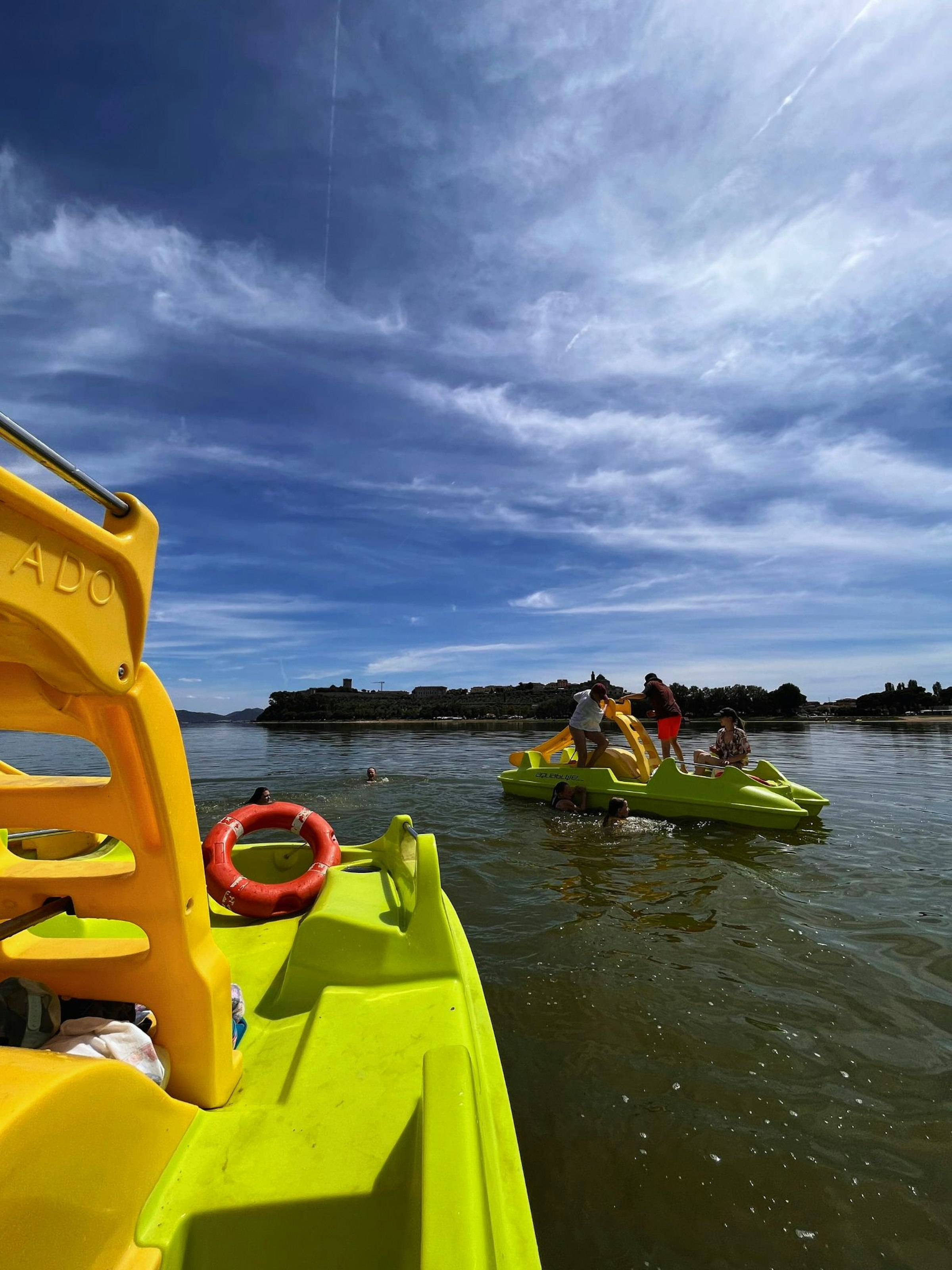 Kinder im Tretboot