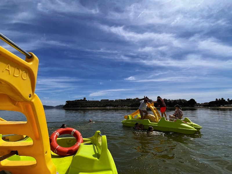 Kinder im Tretboot