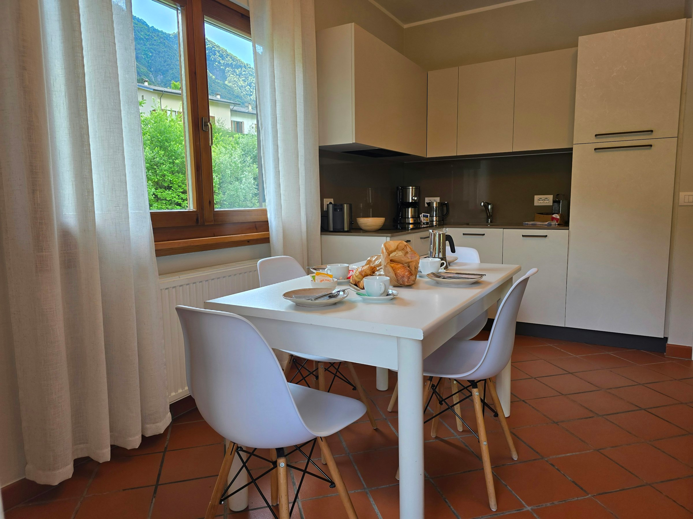 Wohnküche mit Tisch