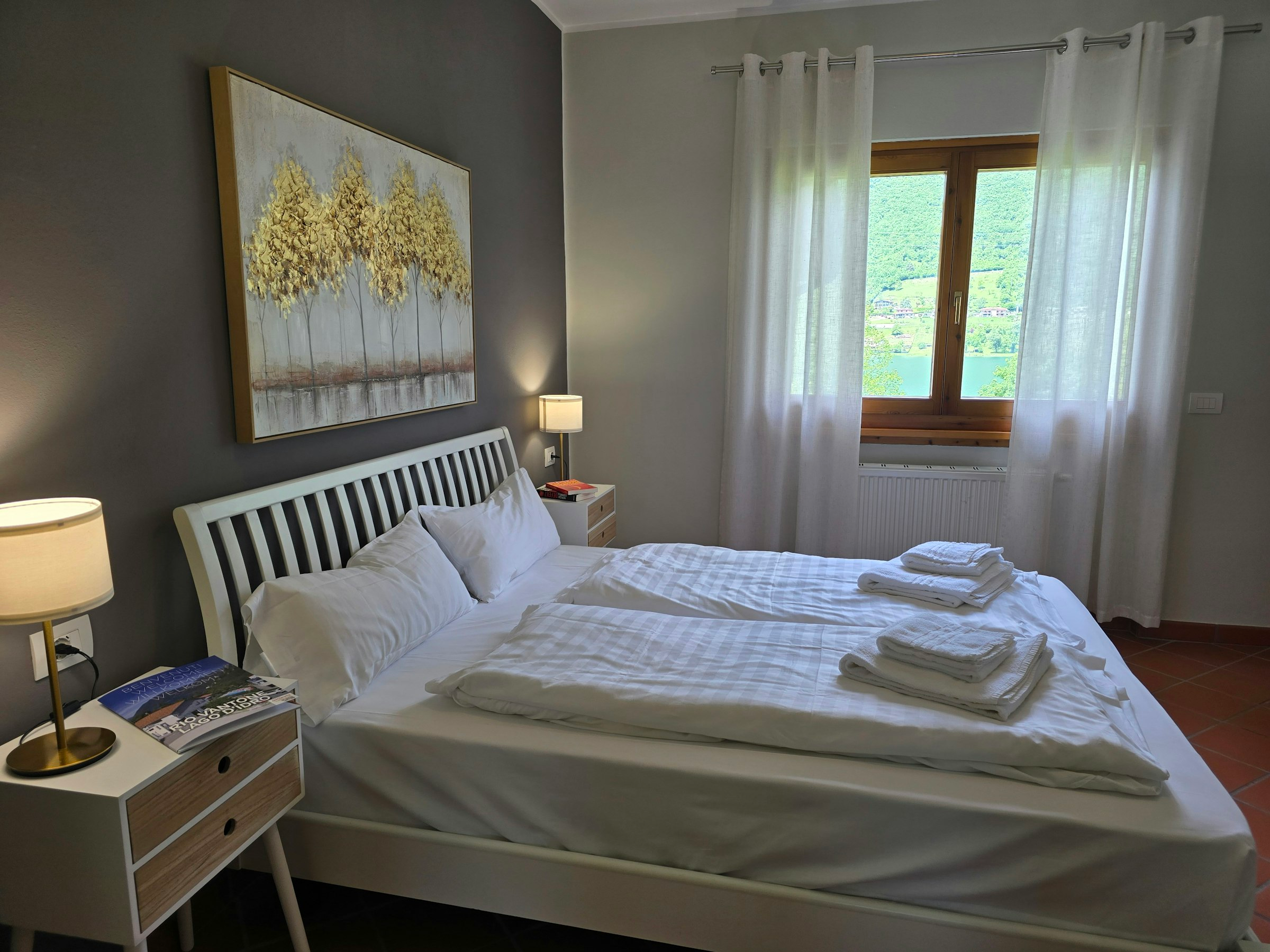 Schlafzimmer mit Doppelbett