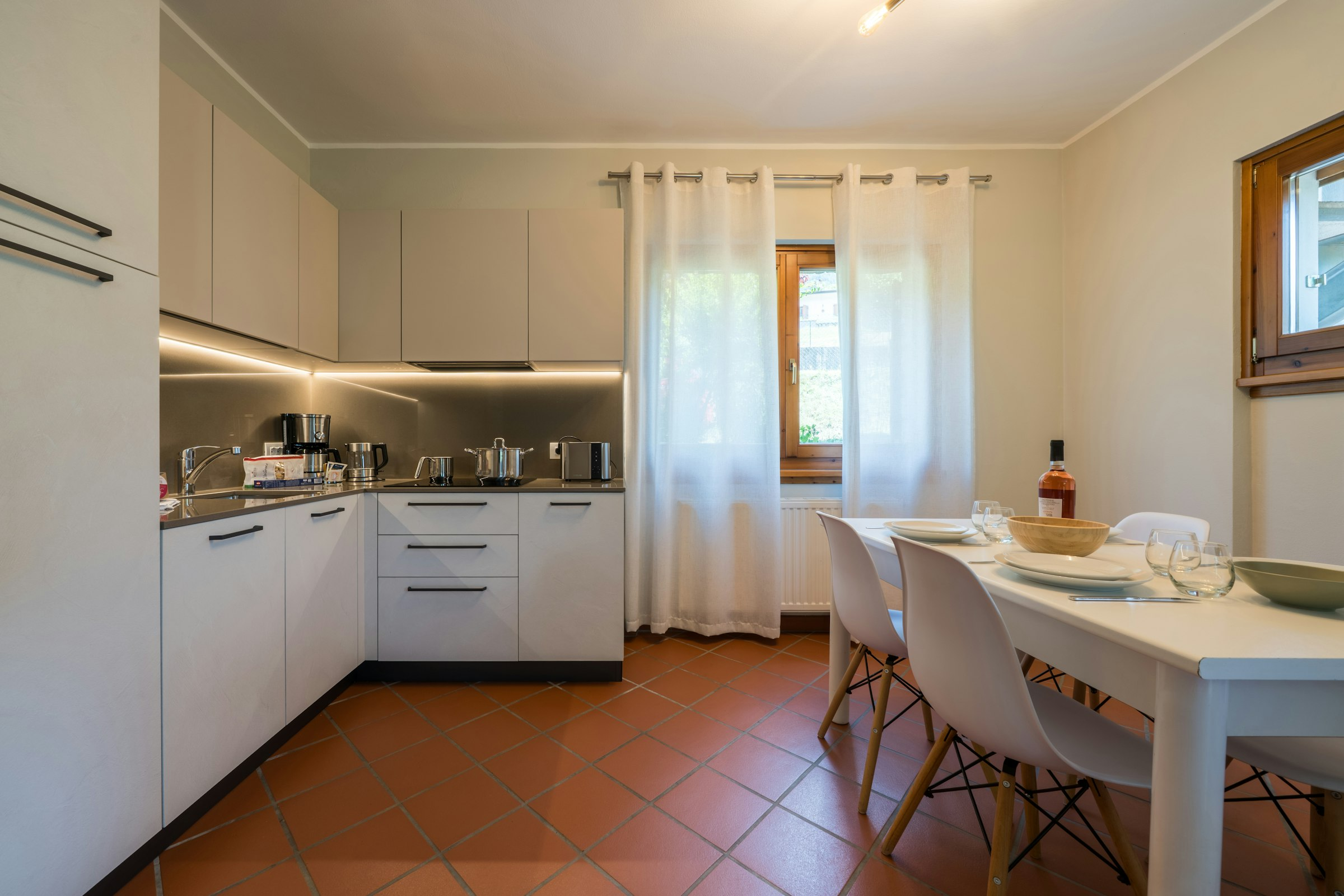 Wohnküche mit Tisch