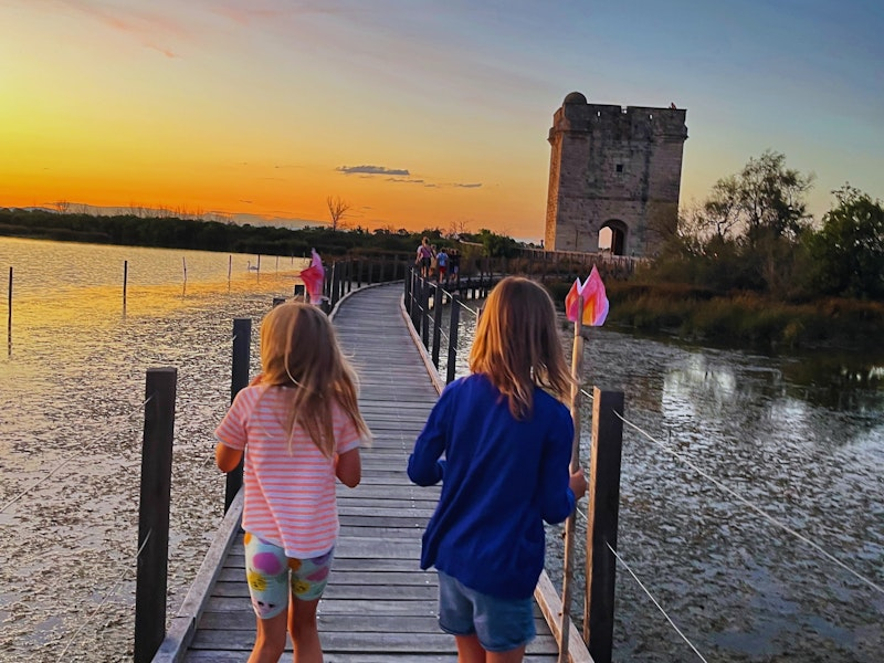Kinder gehen über einen Steg