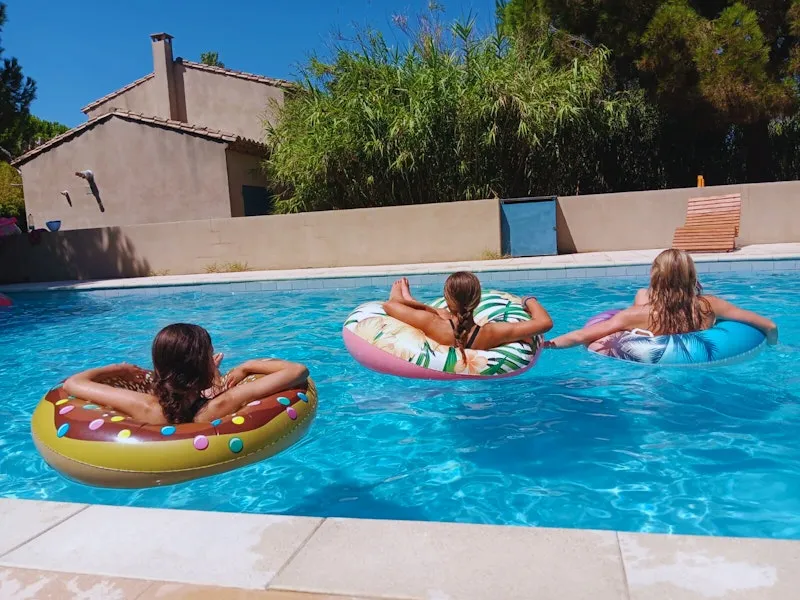 Kinder baden im Pool