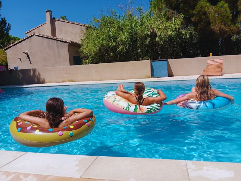 Kinder baden im Pool