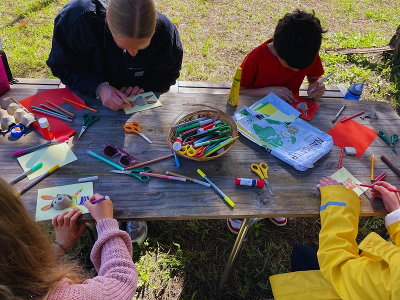Kinder basteln zusammen