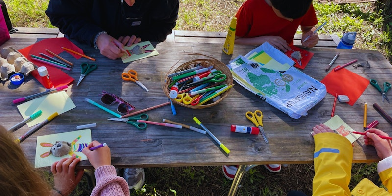 Kinder basteln zusammen