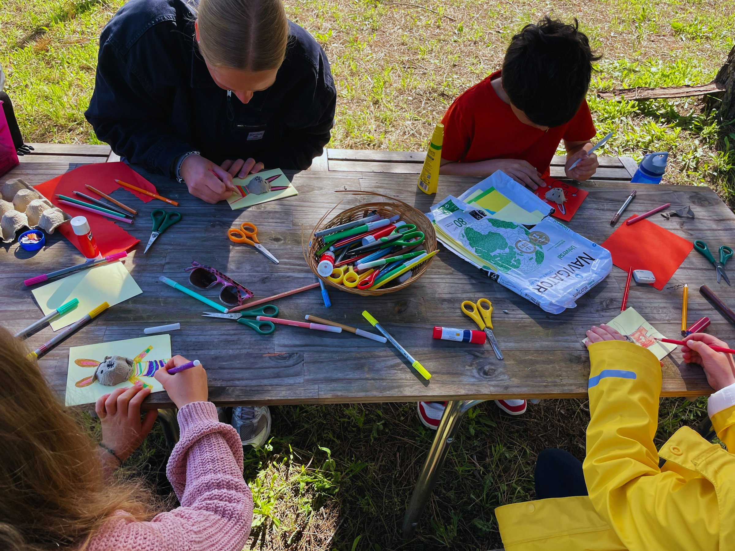 Kinder basteln zusammen